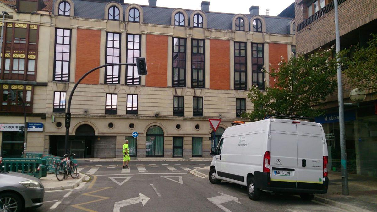 La calle Koldo Mitxelena contará con un semáforo para regular el giro de los coches hacia Micaela Portilla