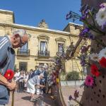Un hombre se inclina ante la escultura que homenajea a las v&iacute;ctimas del franquismo.