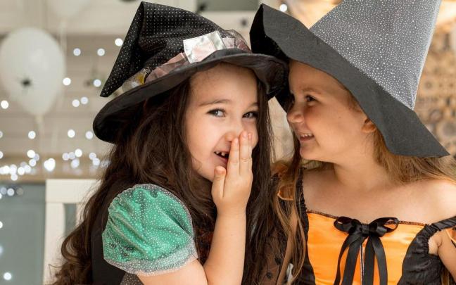 Dos ni&ntilde;as disfrazadas de brujas.