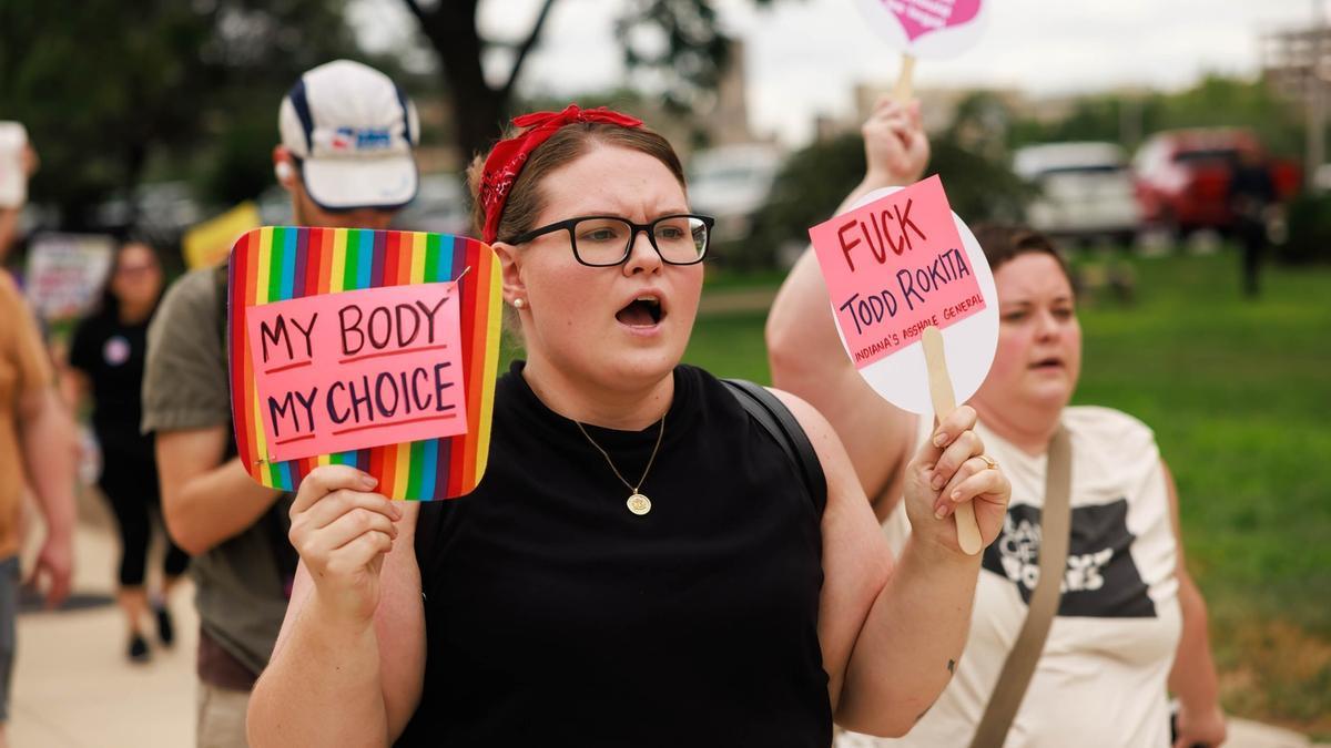 Una mujer se manifiesta a favor del aborto en Indiana (EE.UU.).