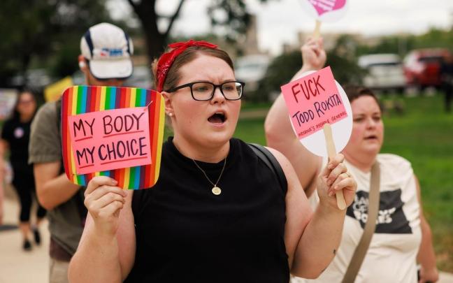 Una mujer se manifiesta a favor del aborto en Indiana (EE.UU.).
