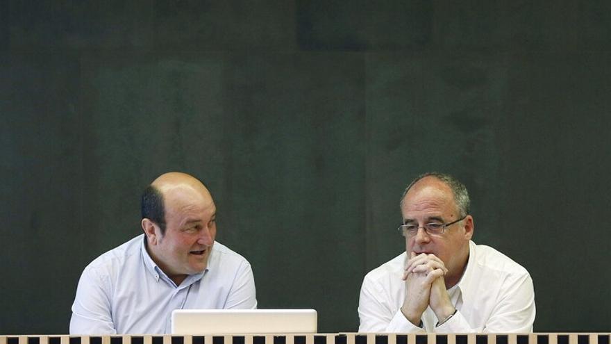 Andoni Ortuzar y Joseba Egibar, durante un pleno en las Juntas Generales de Gipuzkoa.