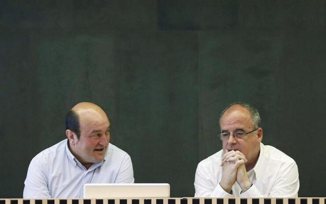 Andoni Ortuzar y Joseba Egibar, durante un pleno en las Juntas Generales de Gipuzkoa.