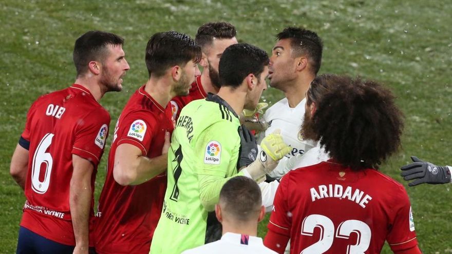 Varios jugadores de Osasuna discuten con Casemiro durante un partido.