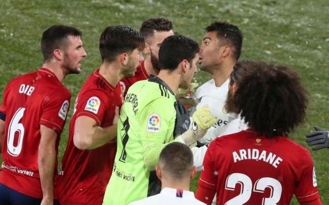 Varios jugadores de Osasuna discuten con Casemiro durante un partido.