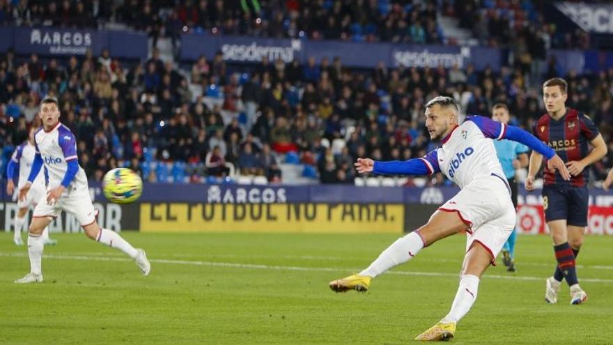 Stoichkov lanza a puerta ante el Levante.