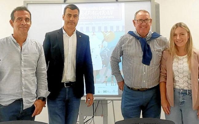 Trapagaran apuesta por la música como medio para dar vida a los escaparates del comercio local.