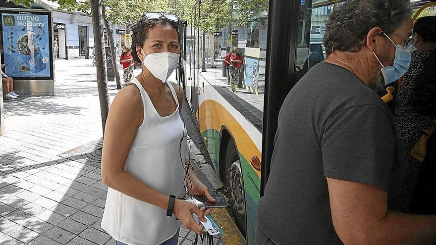Pasajeros entrando en una villavesa