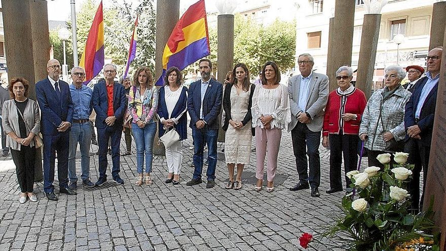 Representantes políticos que tomaron parte ayer en el homenaje a los represaliados.