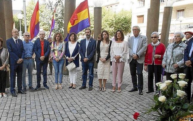 Representantes políticos que tomaron parte ayer en el homenaje a los represaliados. Representantes políticos que tomaron parte ayer en el homenaje a los represaliados.