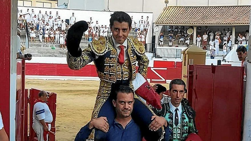 El menudo novillero de Trujillo (Cáceres), José Rojo, salió a hombros por la puerta grande tras cortar las dos orejas en el quinto y último festejo de la feria.