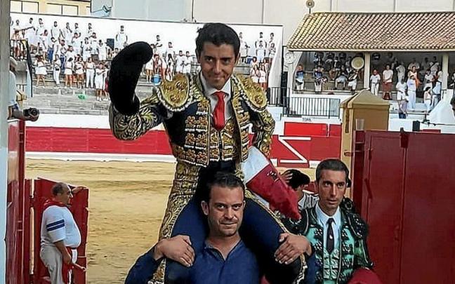 El menudo novillero de Trujillo (Cáceres), José Rojo, salió a hombros por la puerta grande tras cortar las dos orejas en el quinto y último festejo de la feria.