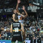 Xavi Rabaseda intenta anotar ante Walter Tavares