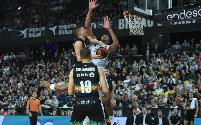 Xavi Rabaseda intenta anotar ante Walter Tavares