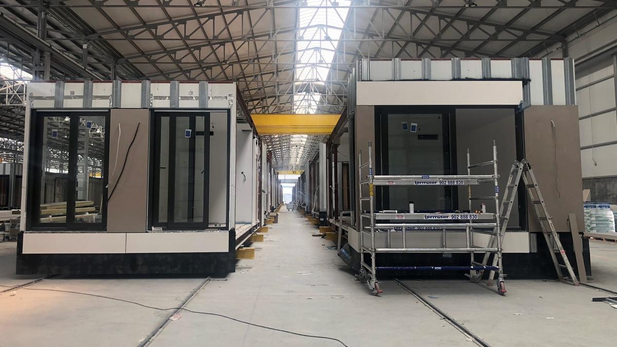 Cadena de montaje de módulos de viviendas industrializadas en fabricación para AEDAS Homes.