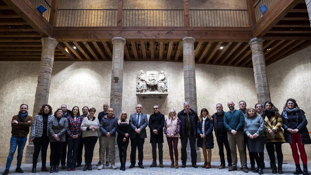 Inauguración en Condestable del conjunto escultórico del siglo XVI que representa el escudo de Pamplona