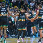 Adam Smith saluda a sus compa&ntilde;eros durante el duelo frente al Betis.