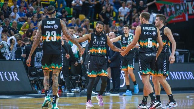 Adam Smith saluda a sus compañeros durante el duelo frente al Betis. Adam Smith saluda a sus compañeros durante el duelo frente al Betis.