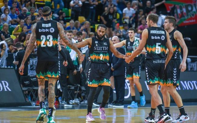 Adam Smith saluda a sus compañeros durante el duelo frente al Betis. Adam Smith saluda a sus compañeros durante el duelo frente al Betis.