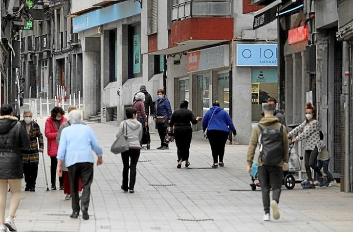 Varias personas caminan por el centro urbano de Azpeitia. Foto: J.L.