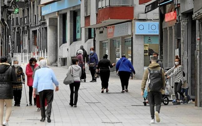 Varias personas caminan por el centro urbano de Azpeitia. Foto: J.L.