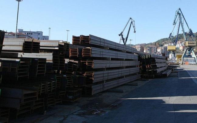 Perfiles de acero esperan ser embarcados en el Puerto de Pasaia.