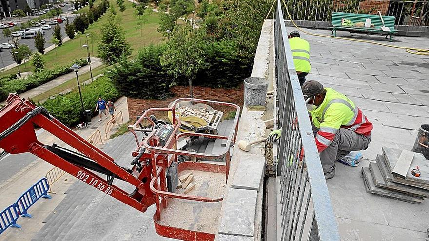 Varios obreros del sector de la construcción trabajan en una obra.