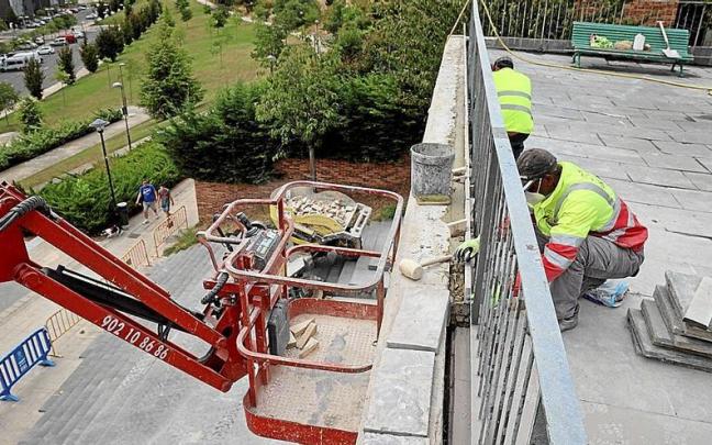 Varios obreros del sector de la construcci&oacute;n trabajan en una obra.