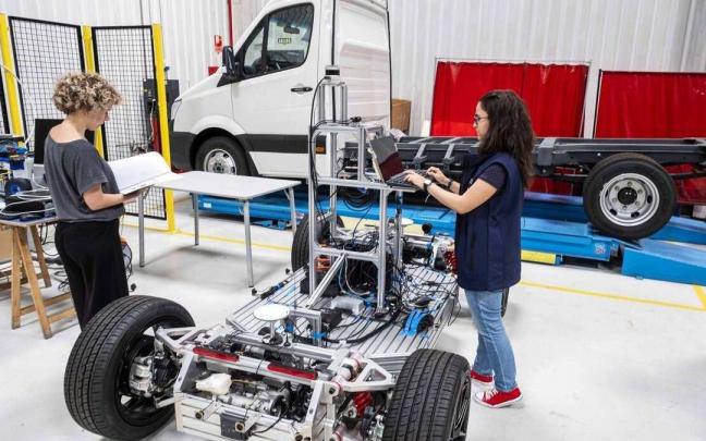 Prototipo de vehículo 100% eléctrico, autónomo y conectado con el que el Centro realiza los ensayos tecnológicos. Prototipo de vehículo 100% eléctrico, autónomo y conectado con el que el Centro realiza los ensayos tecnológicos.
