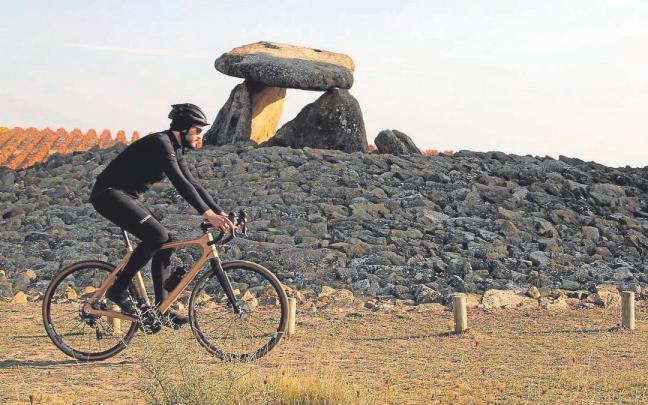 Axalko, la empresa en la que trabaja Aitzol Fernández, fabrica bicicletas de madera.