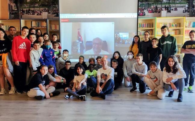Javier Ib&aacute;&ntilde;ez junto al alumnado y uno de los entrevistados.