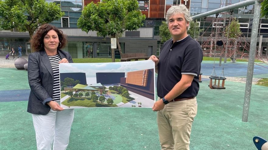 Ainhoa Salterain y Anartz Gandiaga muestran el proyecto de la cubierta.