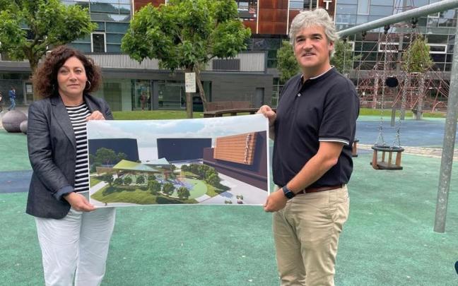 Ainhoa Salterain y Anartz Gandiaga muestran el proyecto de la cubierta.