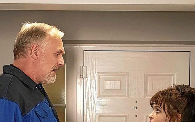 Greg Davies y Helena Bonham Carter en la serie. | FOTO: MOVISTAR PLUS