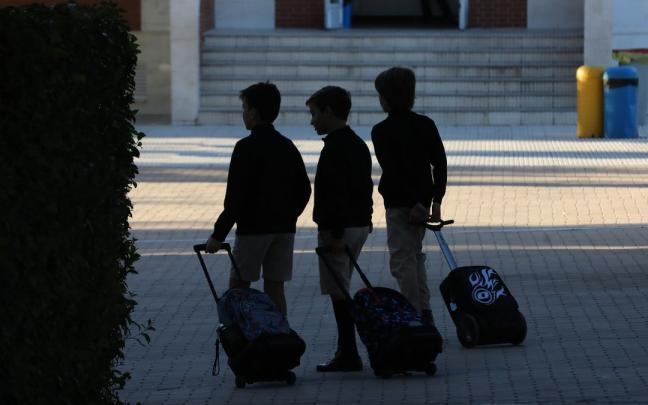Varios alumnos entrando en el colegio Varios alumnos entrando en el colegio