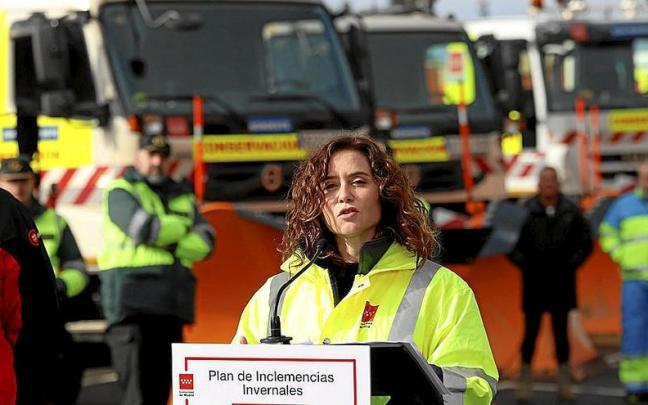 Isabel D&iacute;az Ayuso, ayer, durante un acto del servicio de emergencias en Rascafr&iacute;a (Madrid). | FOTO: E. P.