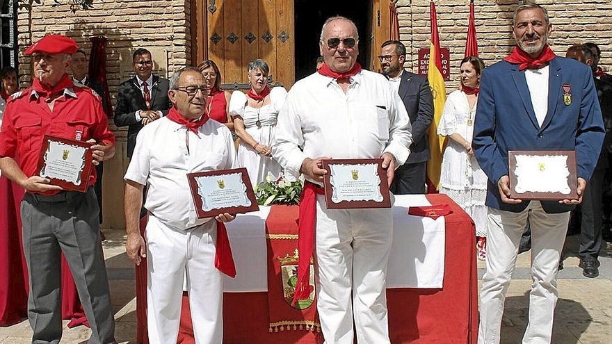 Trabajadores y representantes de las fuerzas de seguridad con las placas.