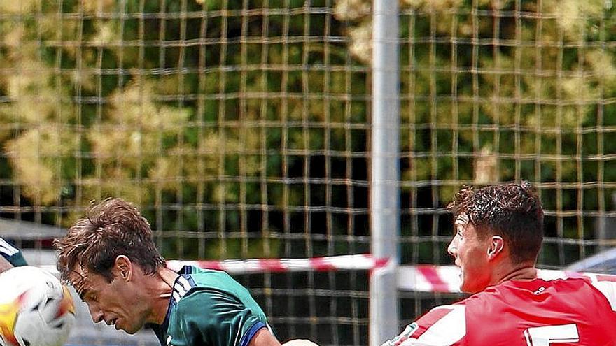 Herrando, de espaldas, ante Íñigo Pérez.