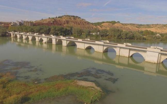 Puente sobre el río Ebro en Tudela. Coste de la actuación: 1.500.000 euros. Puente sobre el río Ebro en Tudela. Coste de la actuación: 1.500.000 euros.