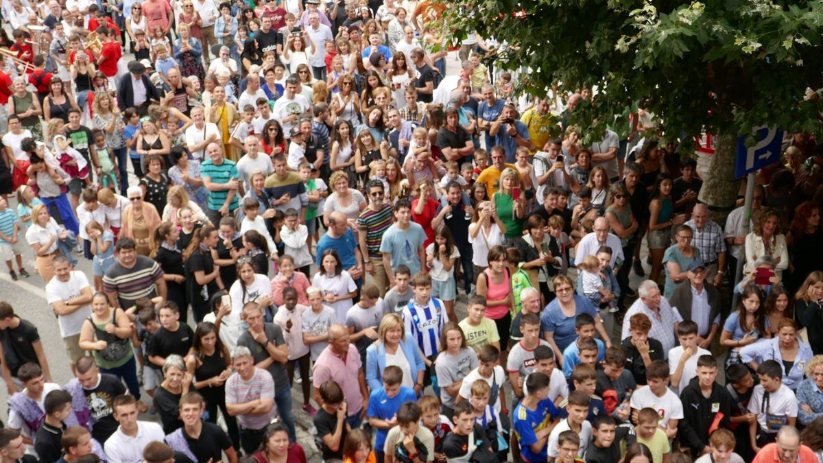 Había ganas de fiesta y numerosas personas se acercaron al exterior del Ayuntamiento para el chupinazo.