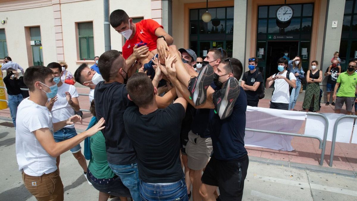 Asier Martínez, manteado por sus amigos a su llegada a Pamplona tras los juegos de Tokio