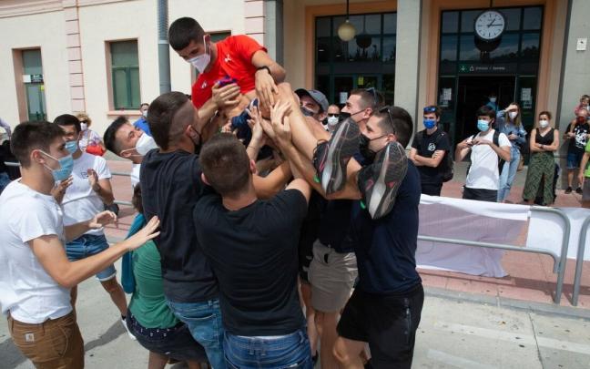 Asier Martínez, manteado por sus amigos a su llegada a Pamplona tras los juegos de Tokio