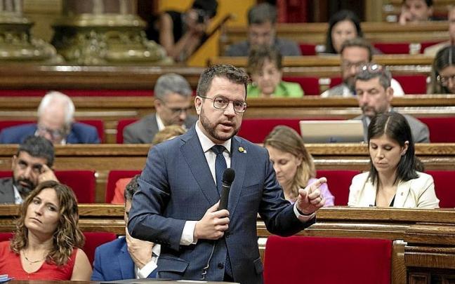 El presidente de la Generalitat, Pere Aragon&egrave;s, interviene en el &uacute;ltimo Pleno del Parlament. | FOTO: E.P.