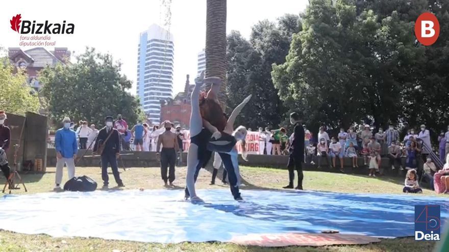 El circo realiza su espectáculo ante la mirada de los niños y niñas del Hospital de Basurto