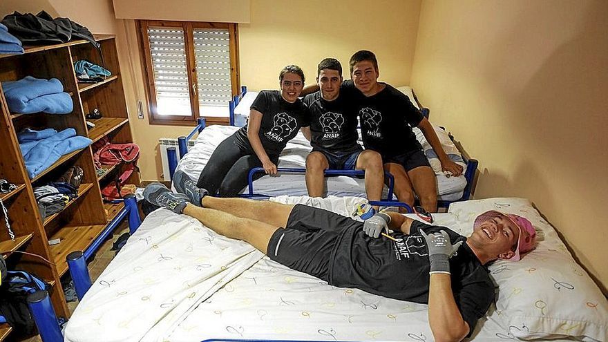 De descanso en las literas durante el trabajo de remodelación.