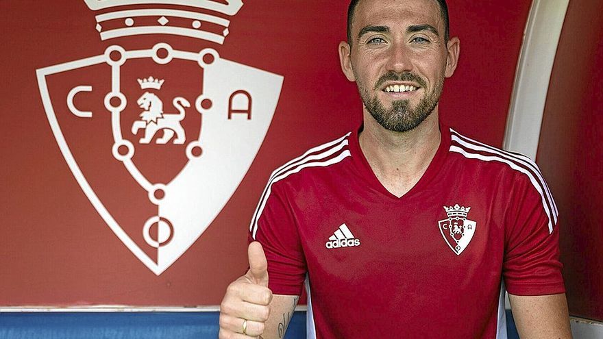 Moi G&oacute;mez posa con el pulgar derecho en alto sentado en uno de los banquillos de uno de los campos de entrenamiento de las instalaciones de Tajonar.