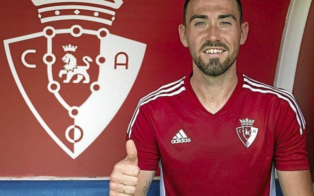 Moi G&oacute;mez posa con el pulgar derecho en alto sentado en uno de los banquillos de uno de los campos de entrenamiento de las instalaciones de Tajonar.