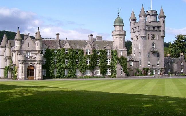 El castillo de Balmoral, una de las propiedades personales de la reina de Inglaterra. El castillo de Balmoral, una de las propiedades personales de la reina de Inglaterra.