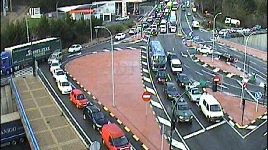 Imagen de las retenciones en el nudo de Zizur este viernes por la mañana.