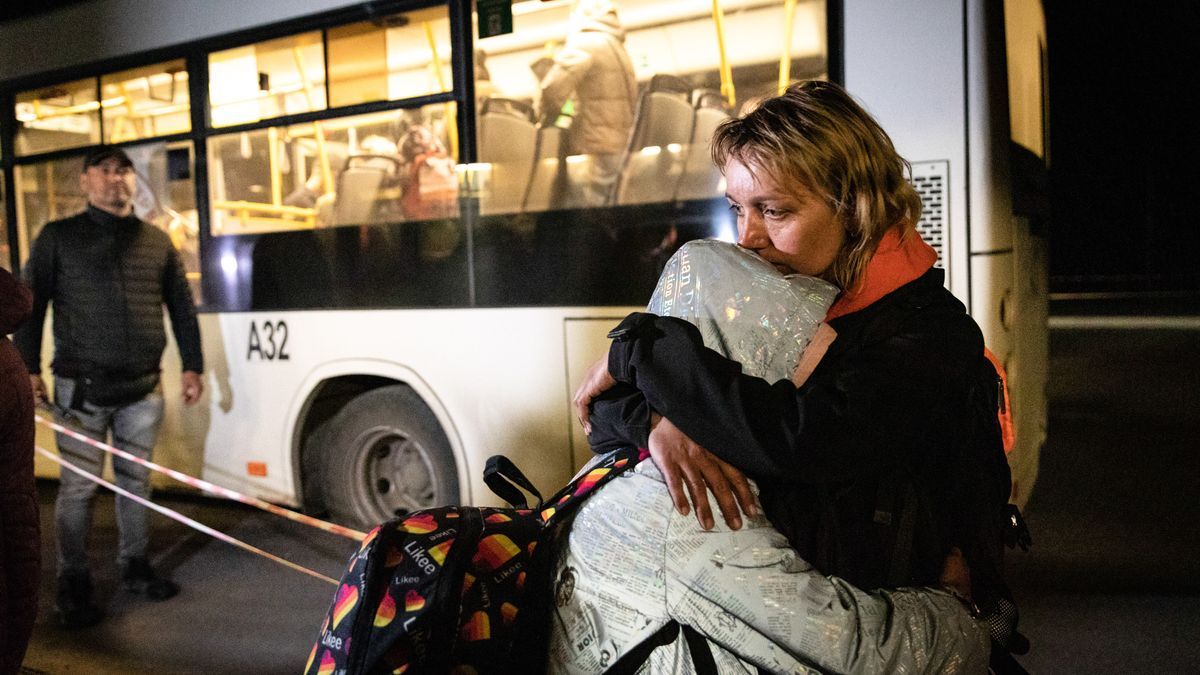 Una mujer y su hija llegan a Zaporiyia tras ser evacuadas de Mariúpol.